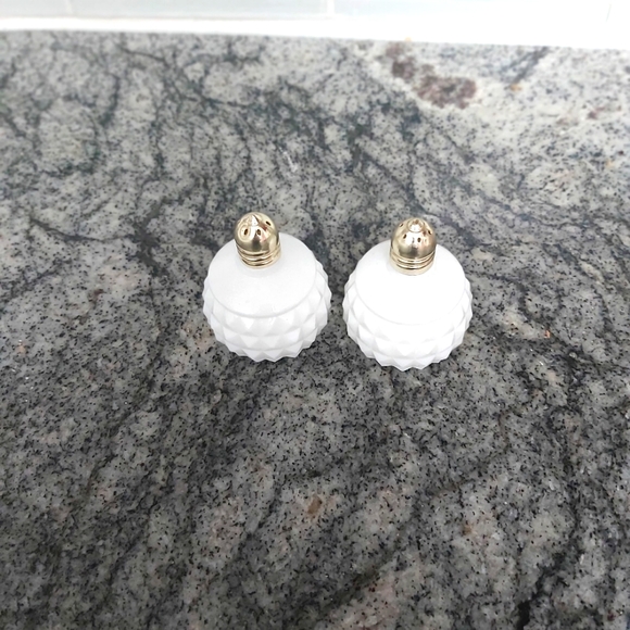 Milk glass - Picture 1 of 2